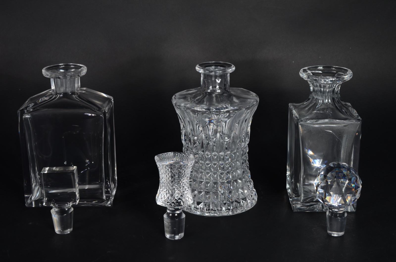 Três garrafas de cristal, diversos modelos. - foto 5 de 9