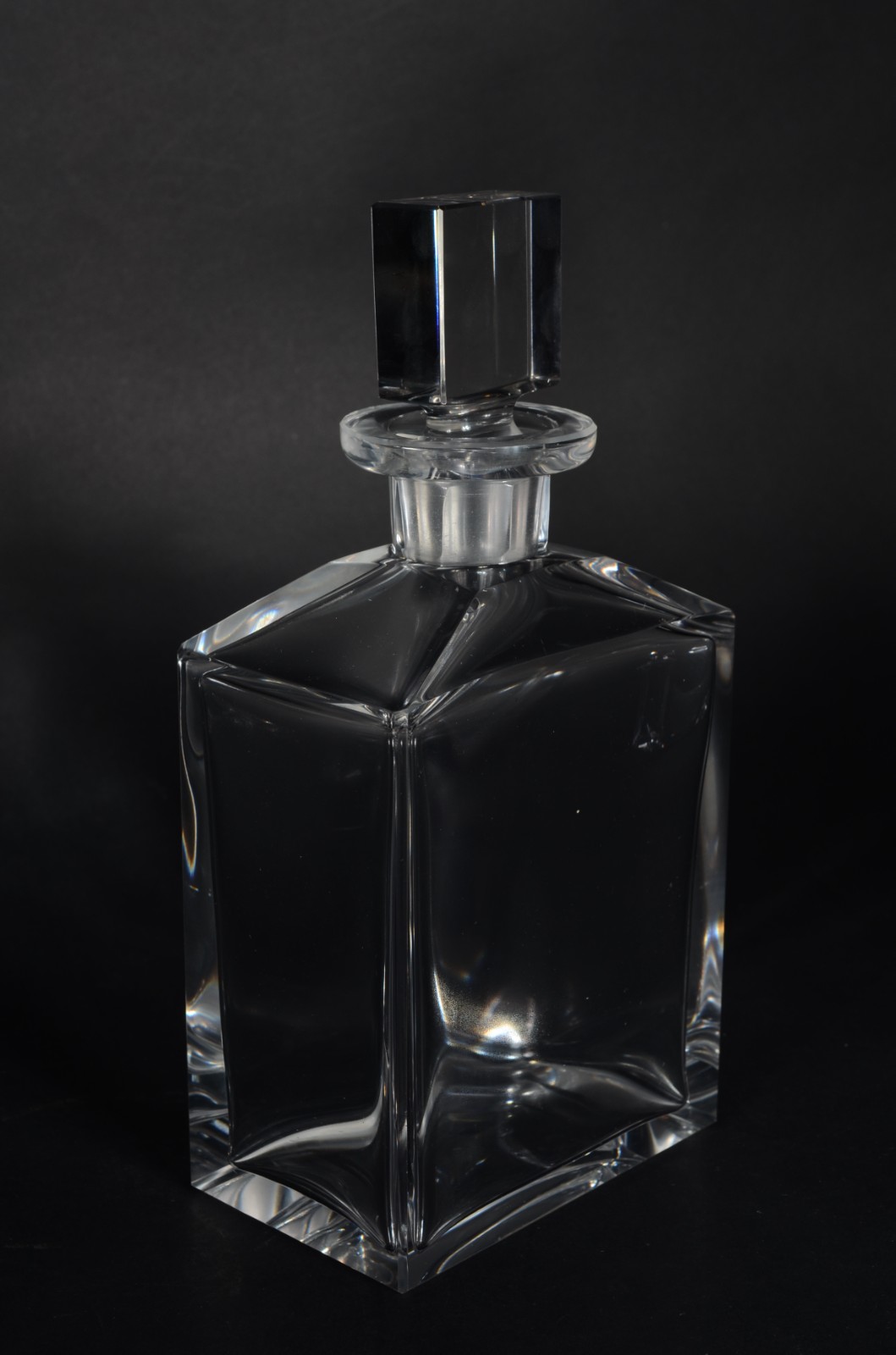 Três garrafas de cristal, diversos modelos. - foto 2 de 9