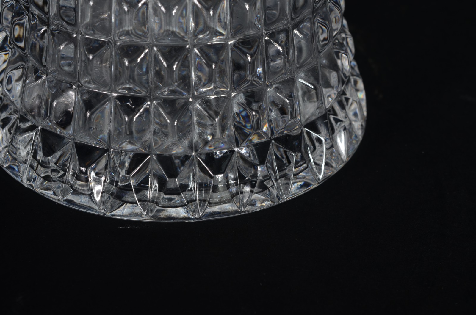 Três garrafas de cristal, diversos modelos. - foto 8 de 9