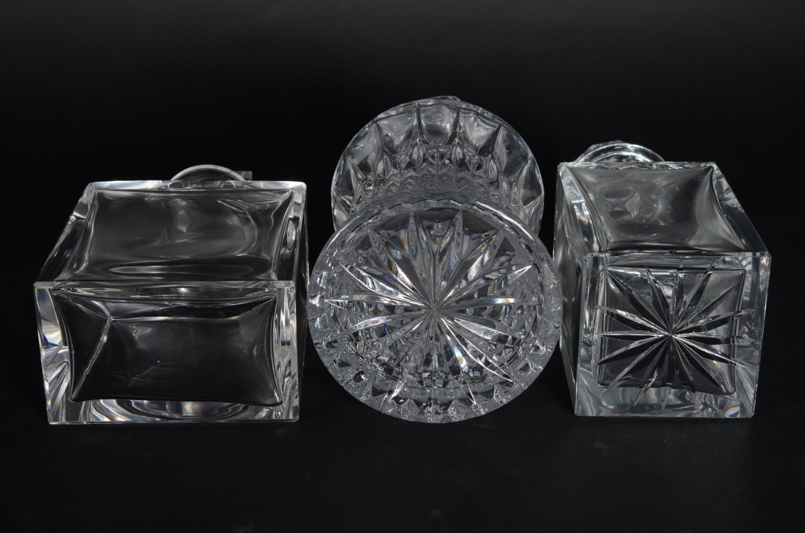 Três garrafas de cristal, diversos modelos. - foto 9 de 9