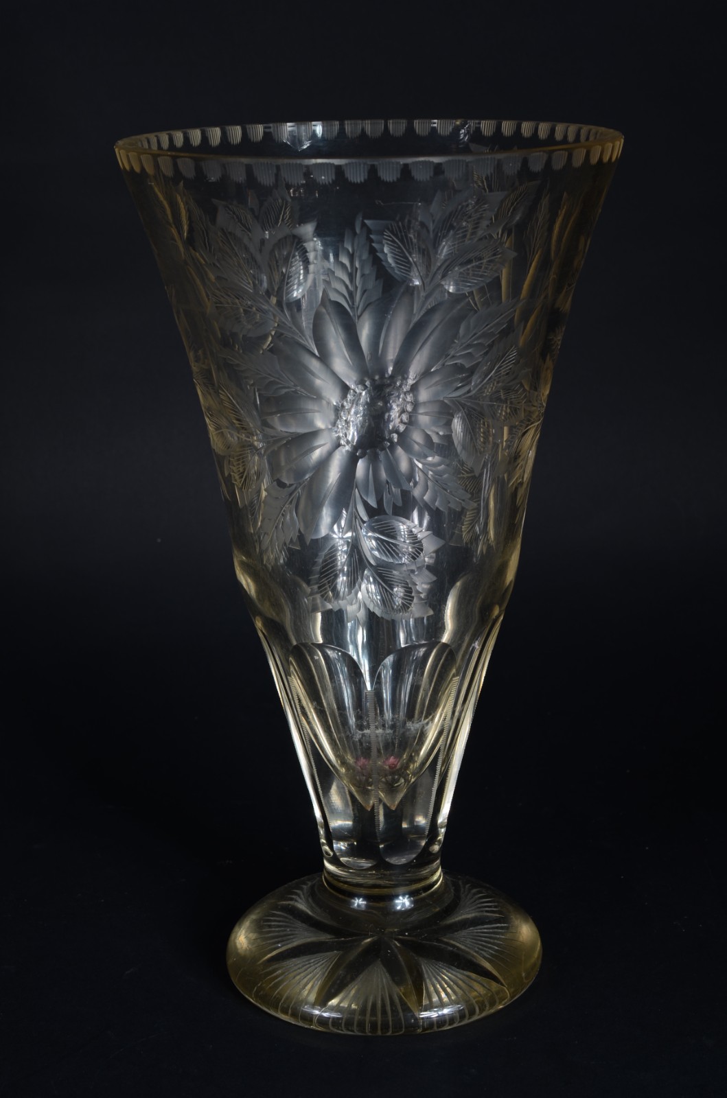 Vaso/floreira de cristal lapidado (lascado na borda). - foto 2 de 8