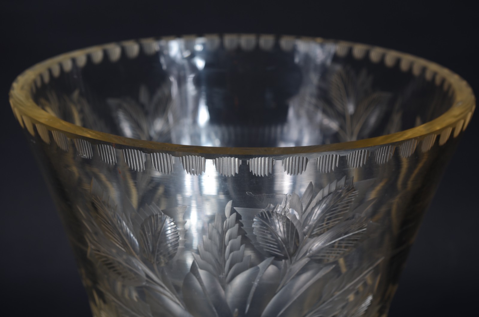 Vaso/floreira de cristal lapidado (lascado na borda). - foto 3 de 8
