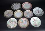Nove pratos de porcelana oriental, diversas dec... - Nove pratos de porcelana oriental, diversas decorações. Com restauro.