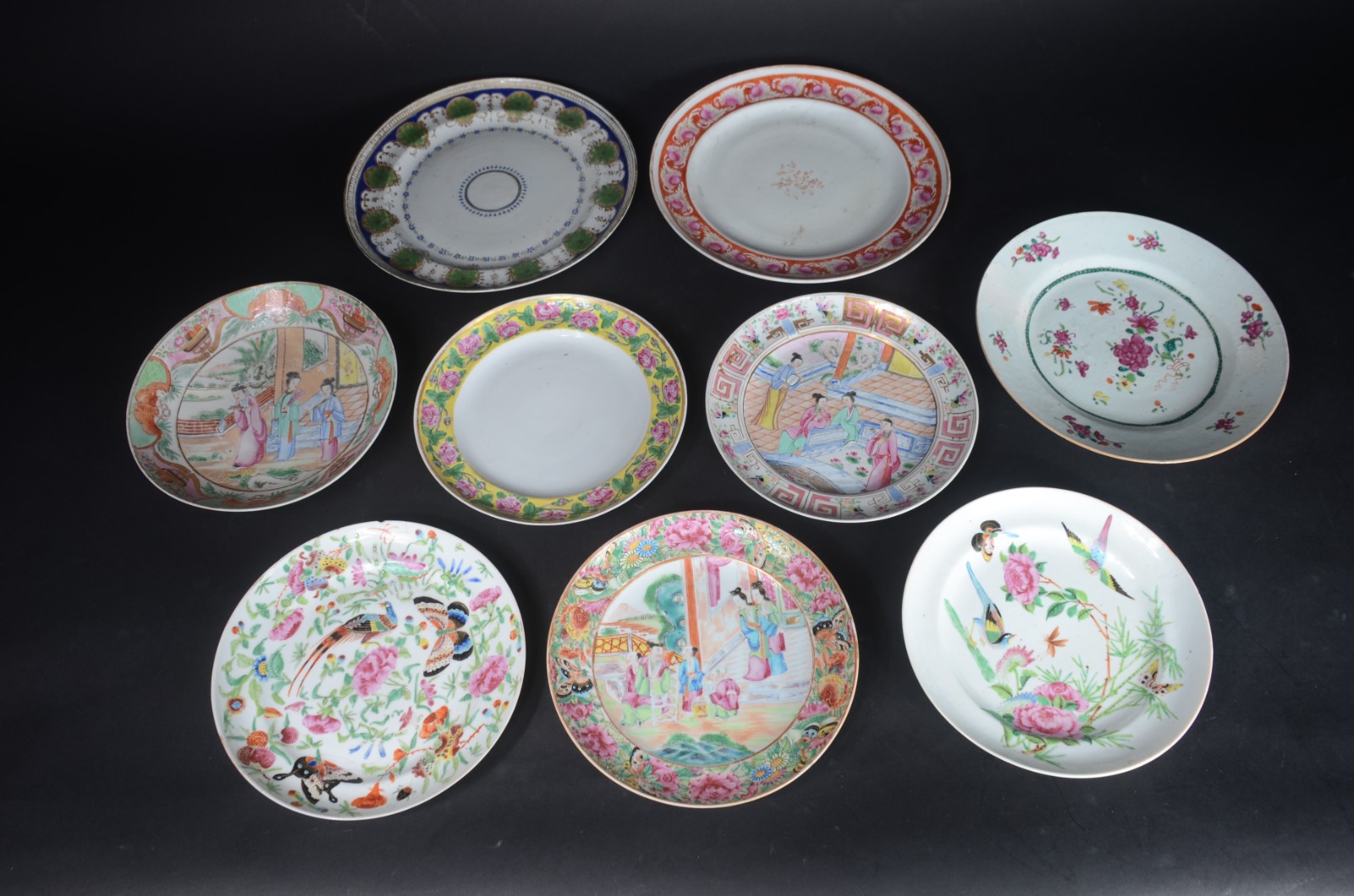 Nove pratos de porcelana oriental, diversas decorações. Com restauro. - foto 1 de 11