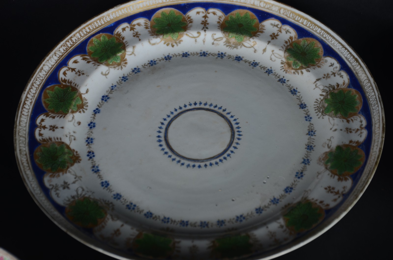 Nove pratos de porcelana oriental, diversas decorações. Com restauro. - foto 2 de 11