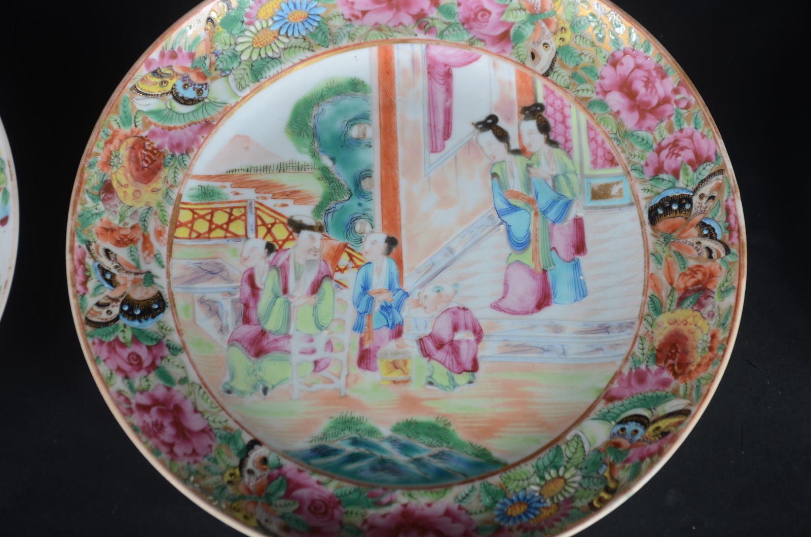 Nove pratos de porcelana oriental, diversas decorações. Com restauro. - foto 4 de 11