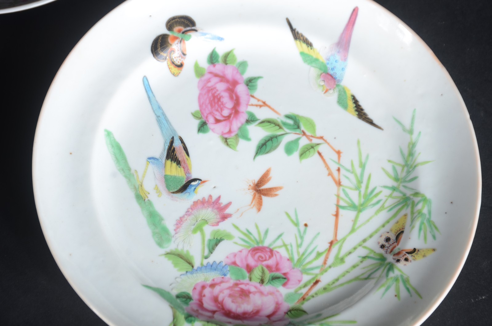 Nove pratos de porcelana oriental, diversas decorações. Com restauro. - foto 5 de 11