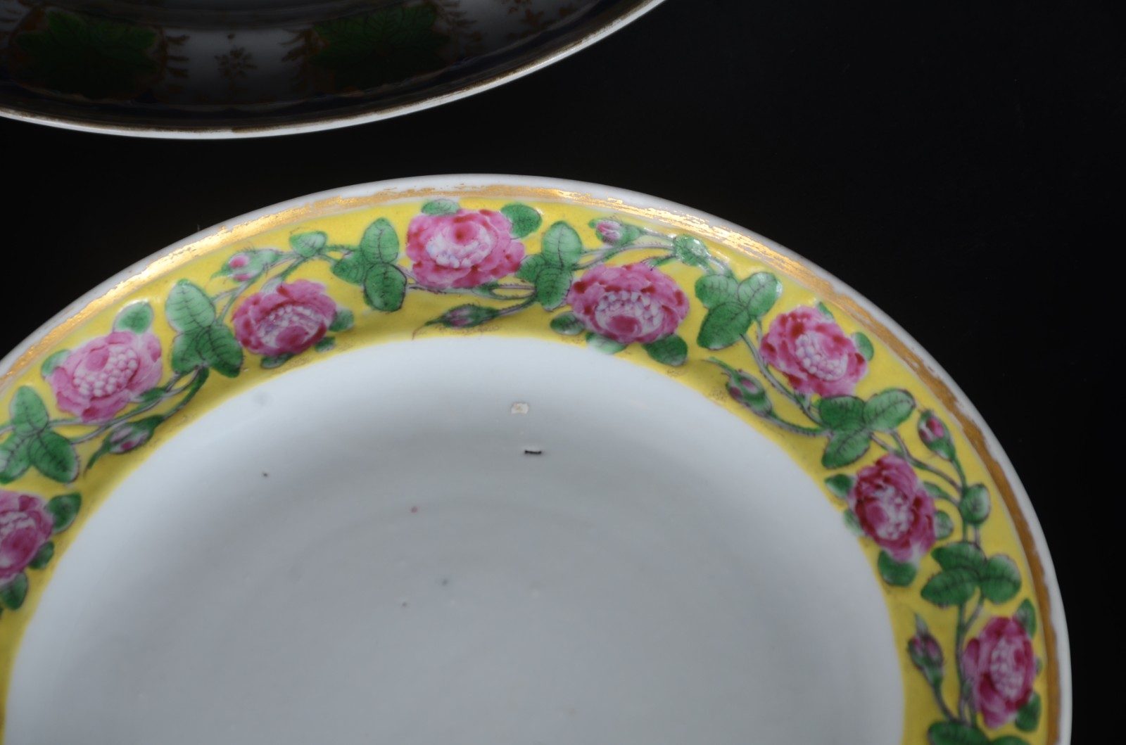 Nove pratos de porcelana oriental, diversas decorações. Com restauro. - foto 6 de 11