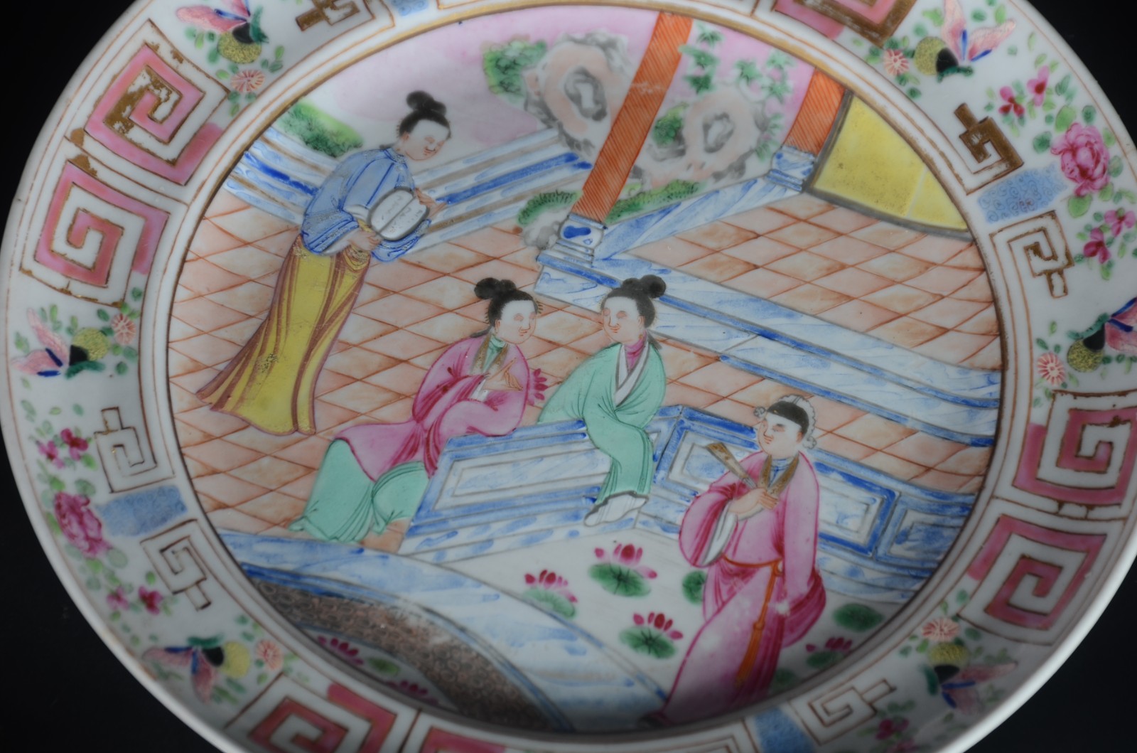 Nove pratos de porcelana oriental, diversas decorações. Com restauro. - foto 8 de 11