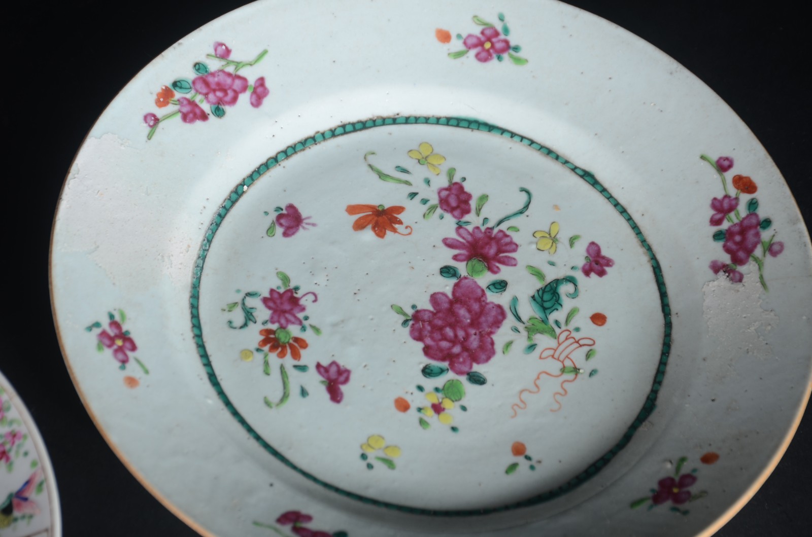 Nove pratos de porcelana oriental, diversas decorações. Com restauro. - foto 9 de 11
