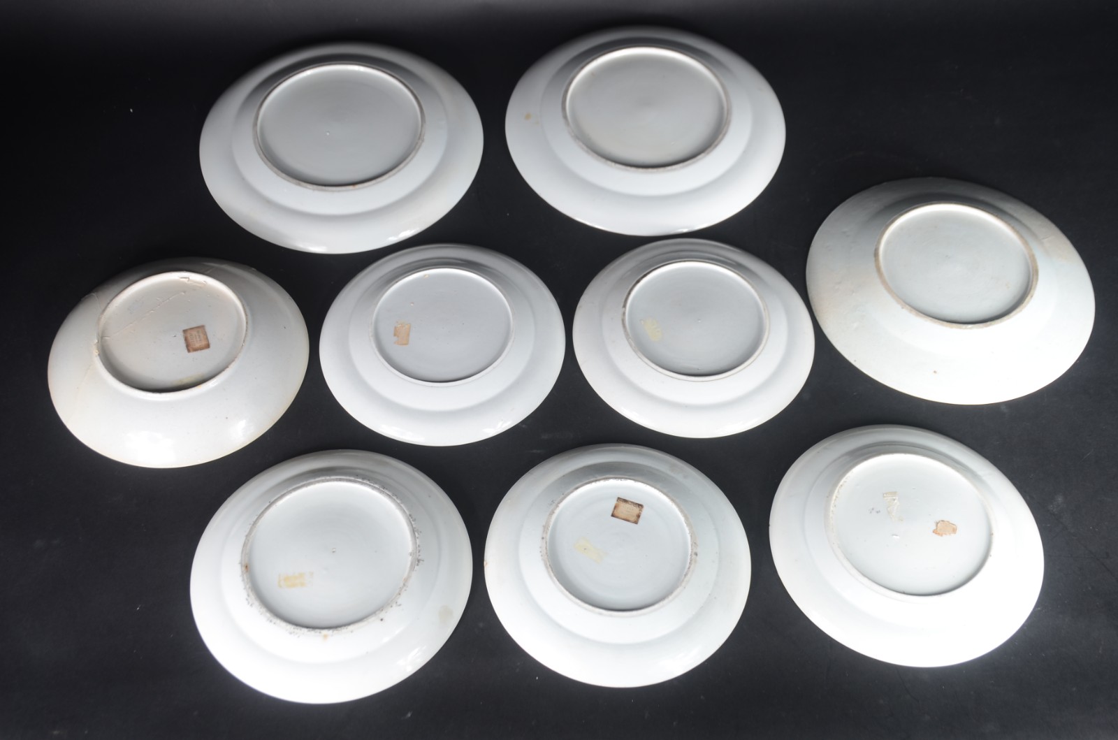 Nove pratos de porcelana oriental, diversas decorações. Com restauro. - foto 10 de 11
