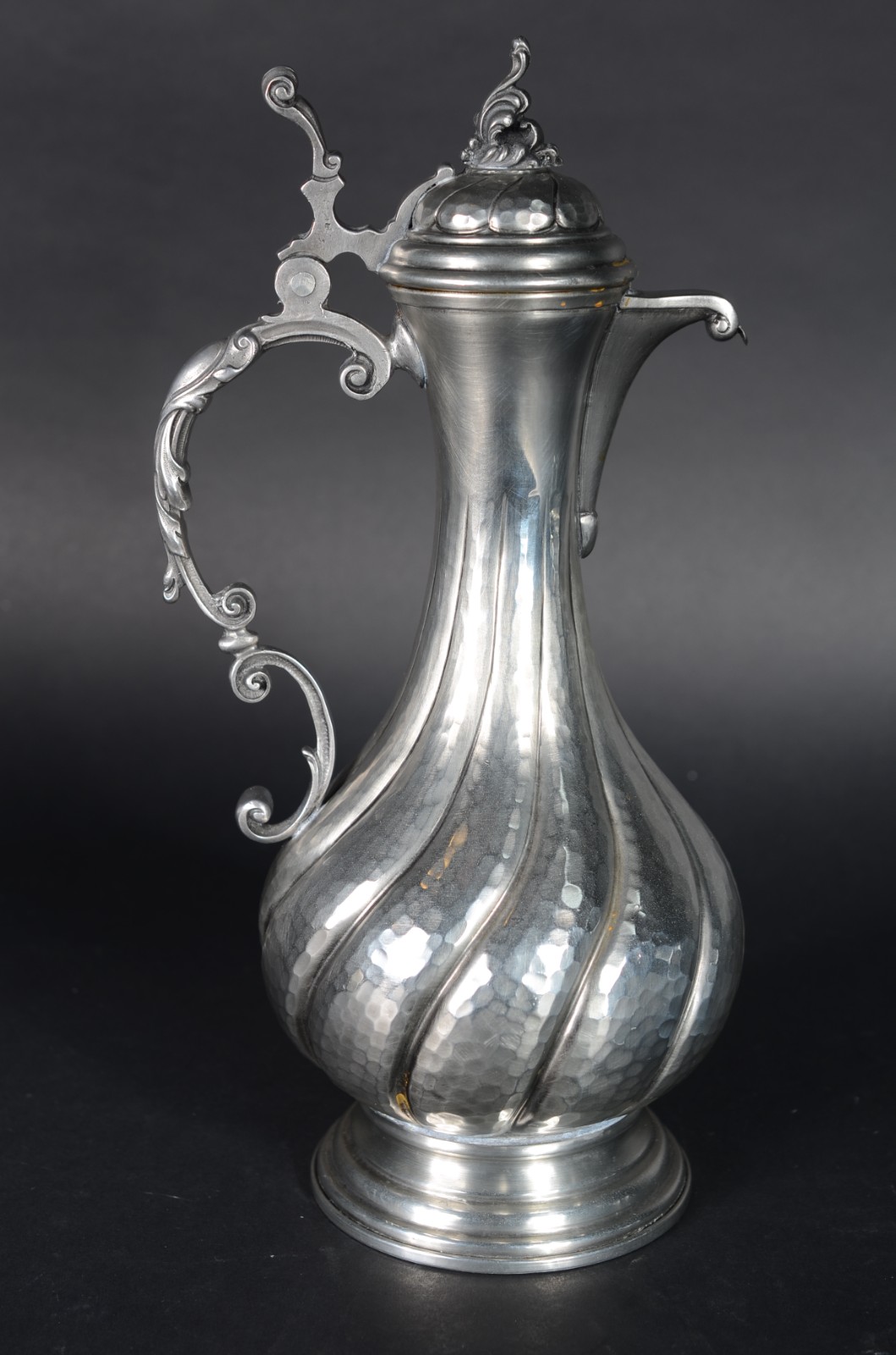 Jarra com alça para vinho de pewter italiano trabalhado em gomos... - foto 1 de 7