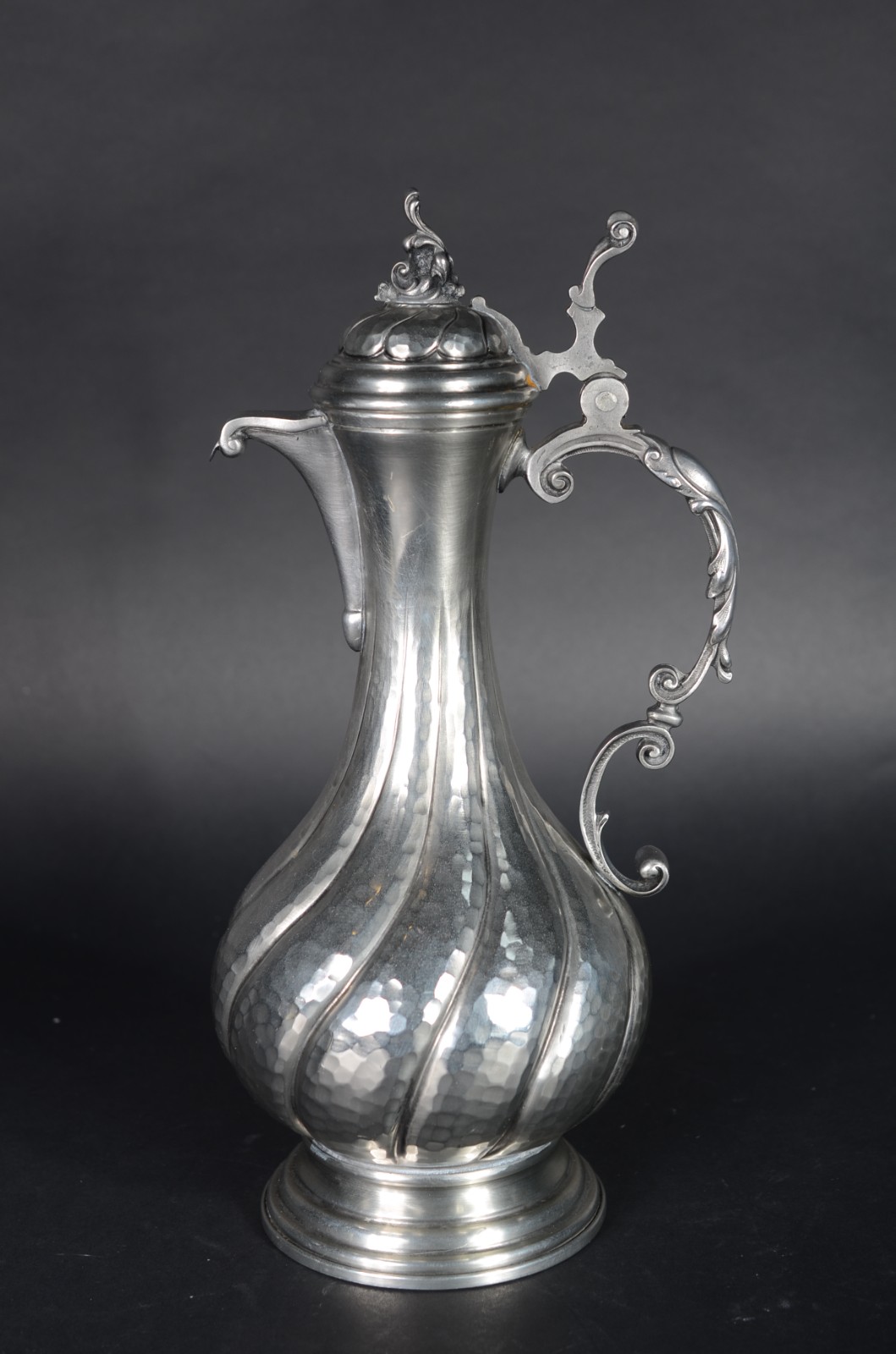 Jarra com alça para vinho de pewter italiano trabalhado em gomos... - foto 2 de 7