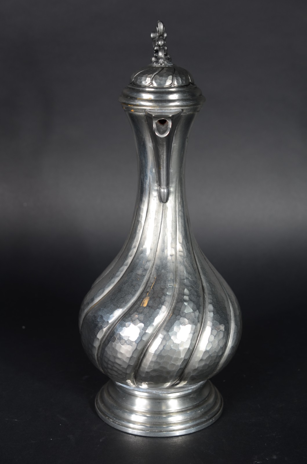 Jarra com alça para vinho de pewter italiano trabalhado em gomos... - foto 3 de 7