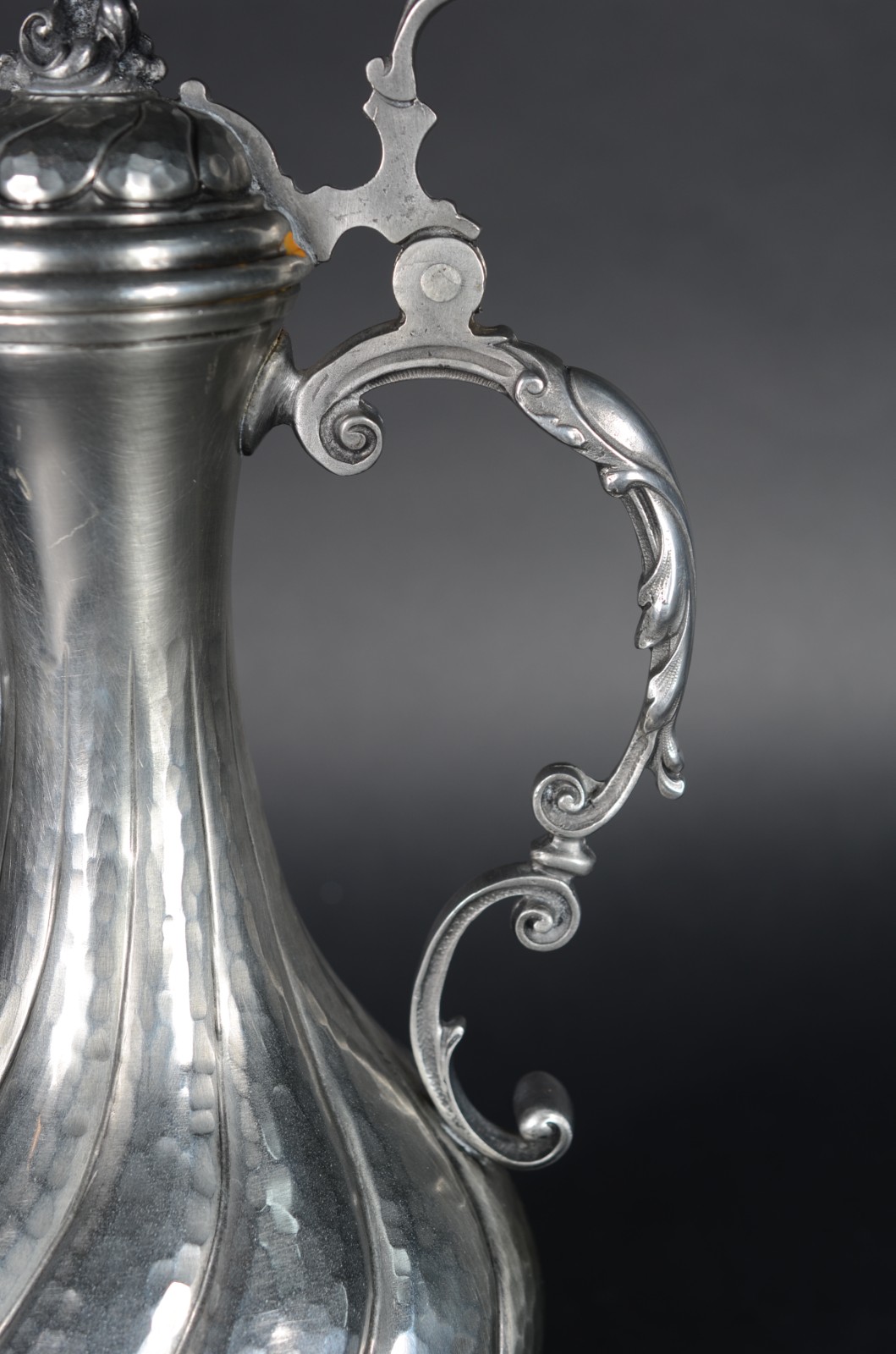Jarra com alça para vinho de pewter italiano trabalhado em gomos... - foto 4 de 7