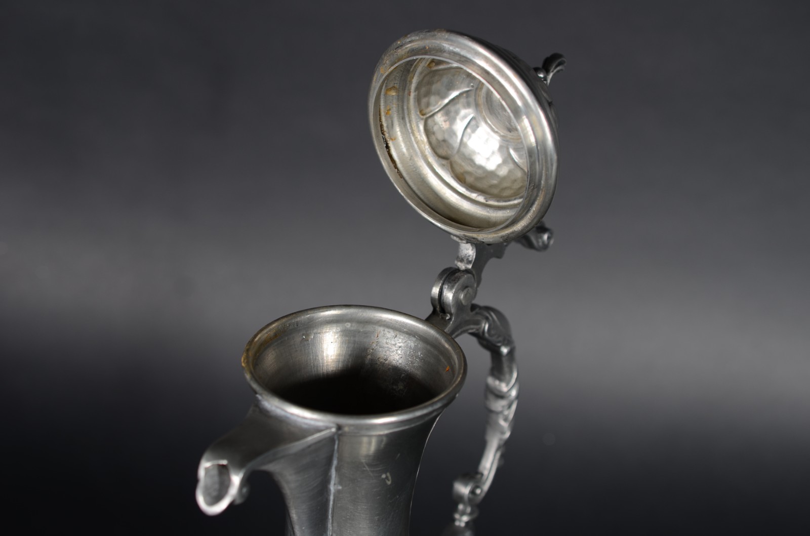 Jarra com alça para vinho de pewter italiano trabalhado em gomos... - foto 7 de 7