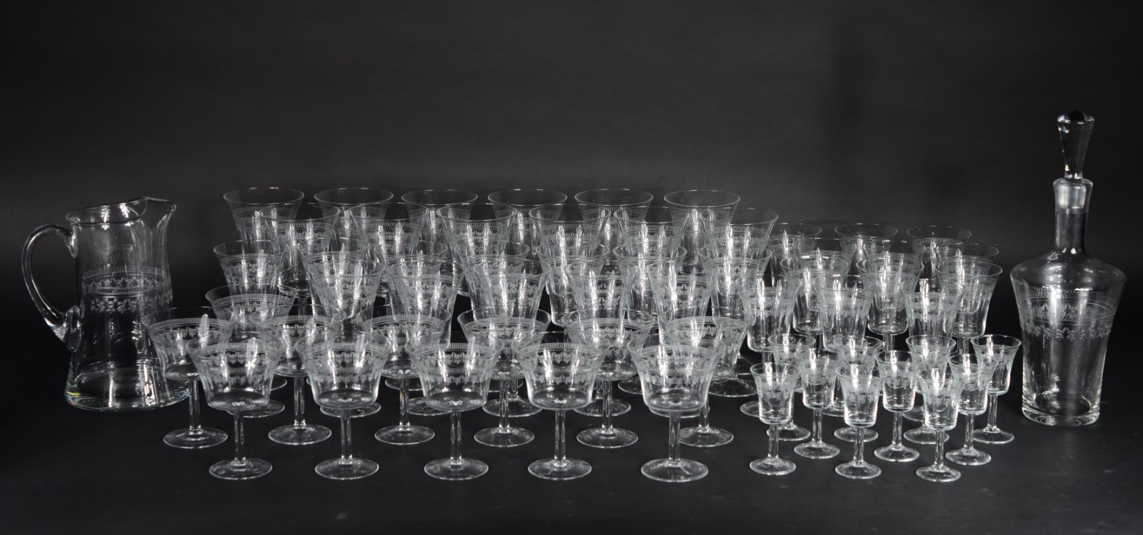 Serviço de cristal lavrado com guirlandas, composto de: 12 taças para... - foto 1 de 10