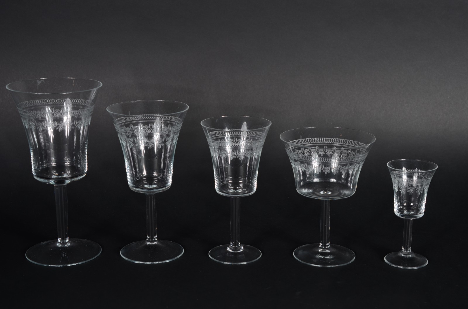 Serviço de cristal lavrado com guirlandas, composto de: 12 taças para... - foto 2 de 10