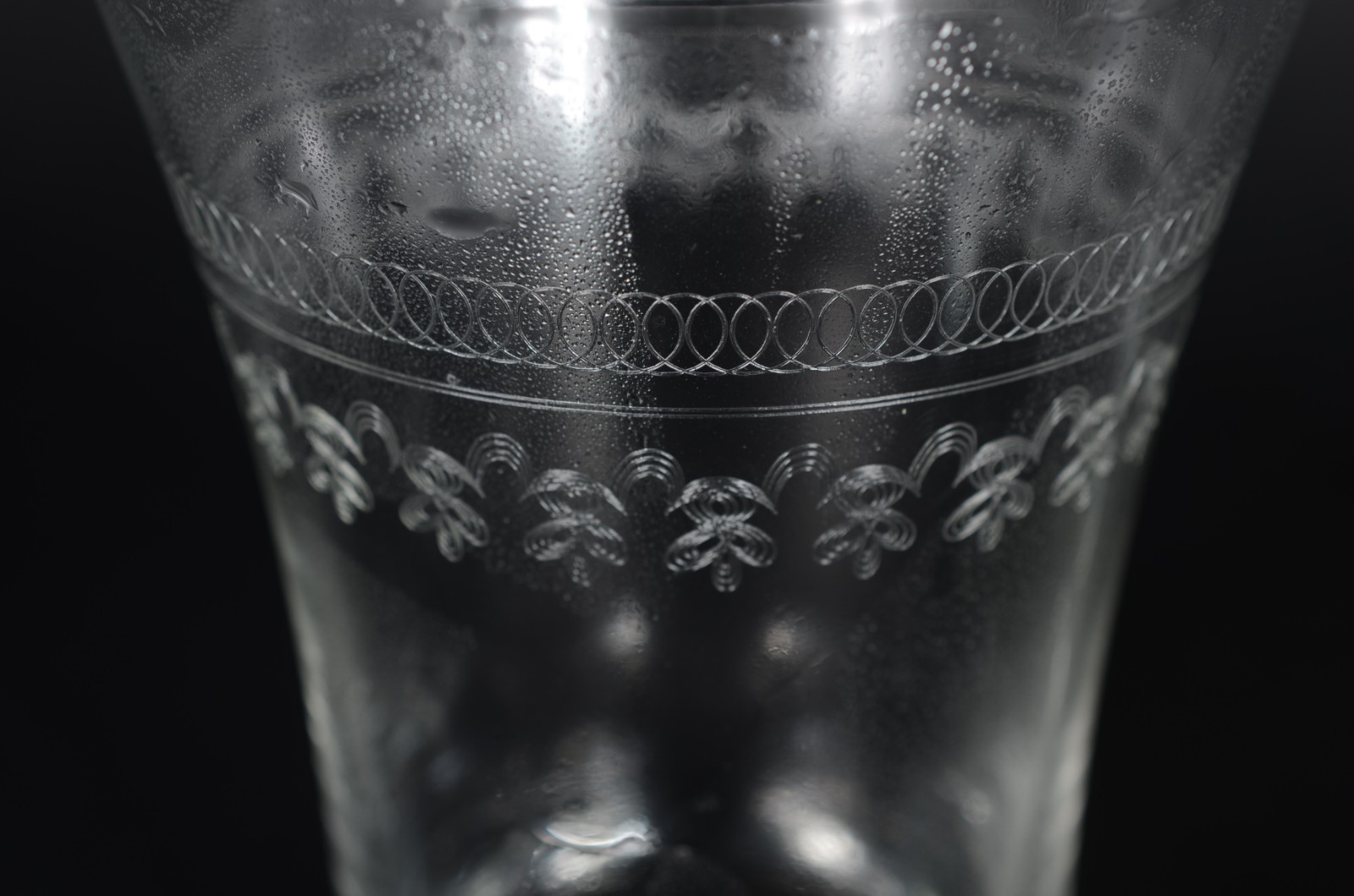 Serviço de cristal lavrado com guirlandas, composto de: 12 taças para... - foto 5 de 10