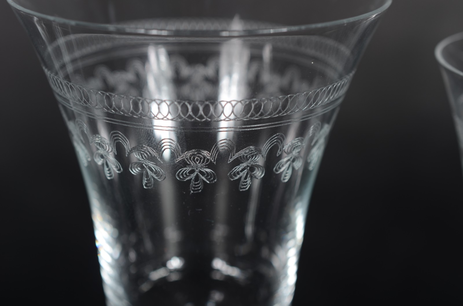 Serviço de cristal lavrado com guirlandas, composto de: 12 taças para... - foto 6 de 10