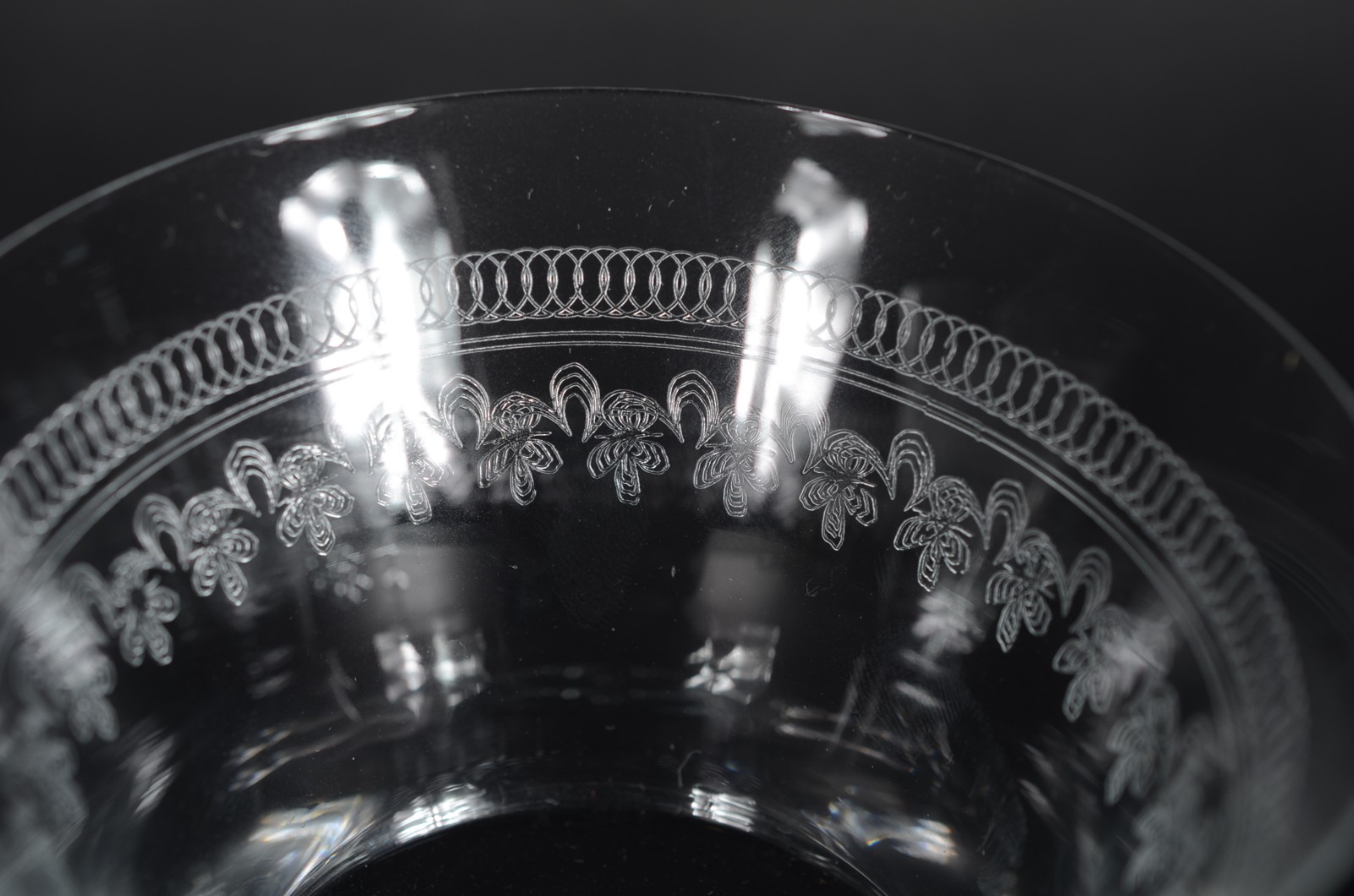 Serviço de cristal lavrado com guirlandas, composto de: 12 taças para... - foto 7 de 10