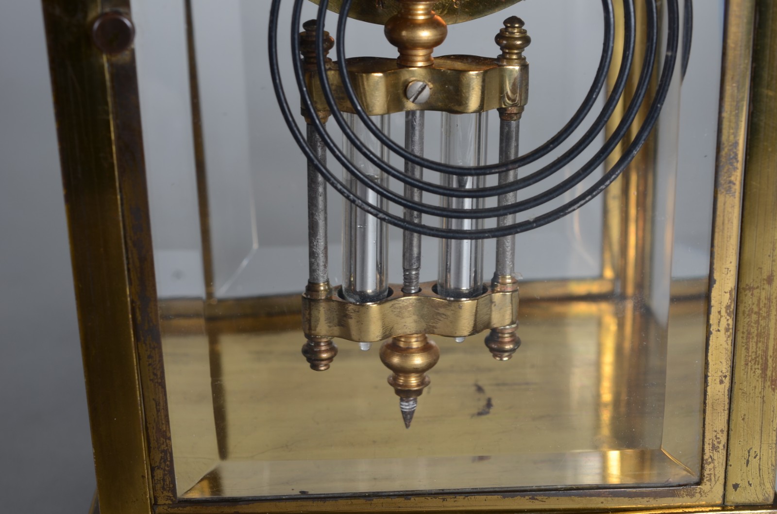 Relógio de mesa francês, caixa de bronze com cristal bisotado... - foto 7 de 11