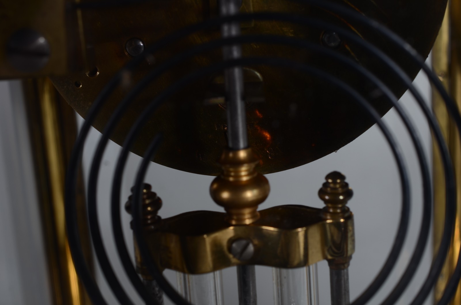 Relógio de mesa francês, caixa de bronze com cristal bisotado... - foto 9 de 11