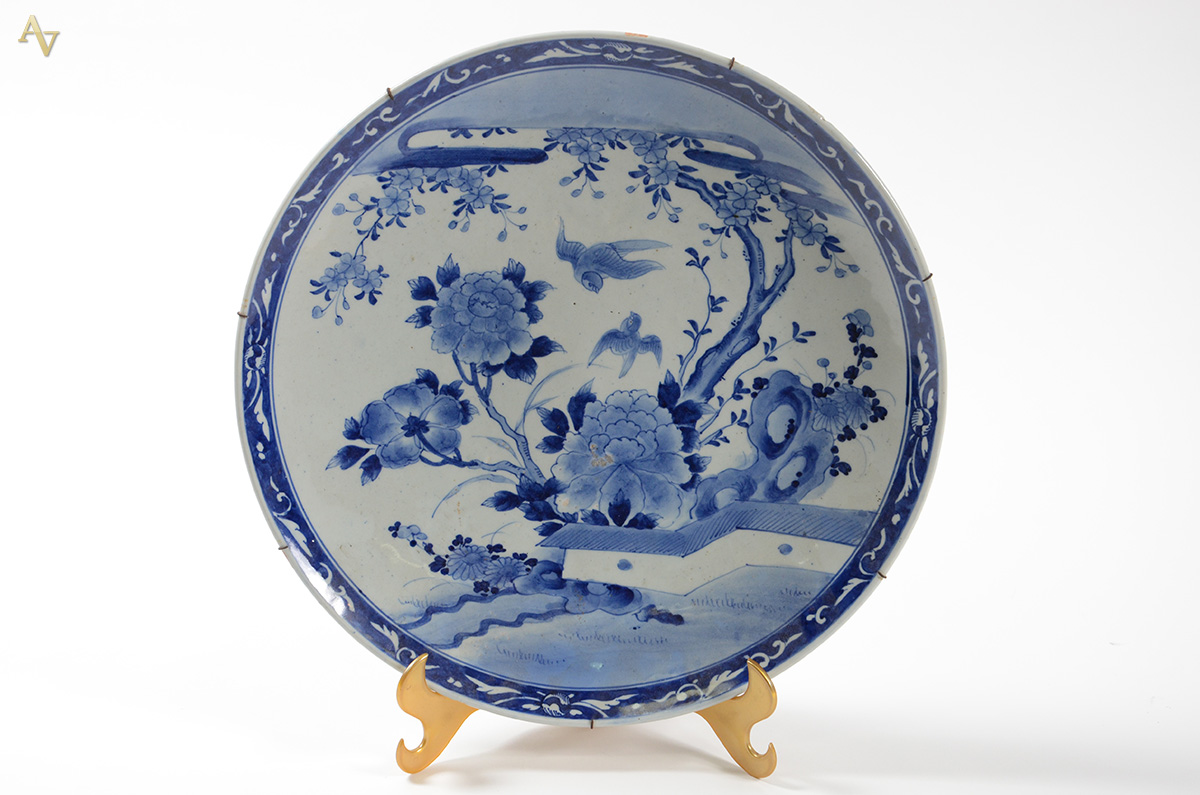 Medalhão oriental de porcelana azul e branca. Diâmetro 43 cm. - foto 1 de 2