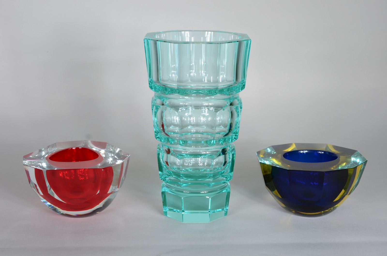 Três peças de cristal, sendo: vaso verde facetado, 2 cinzeiros um... - foto 1 de 9