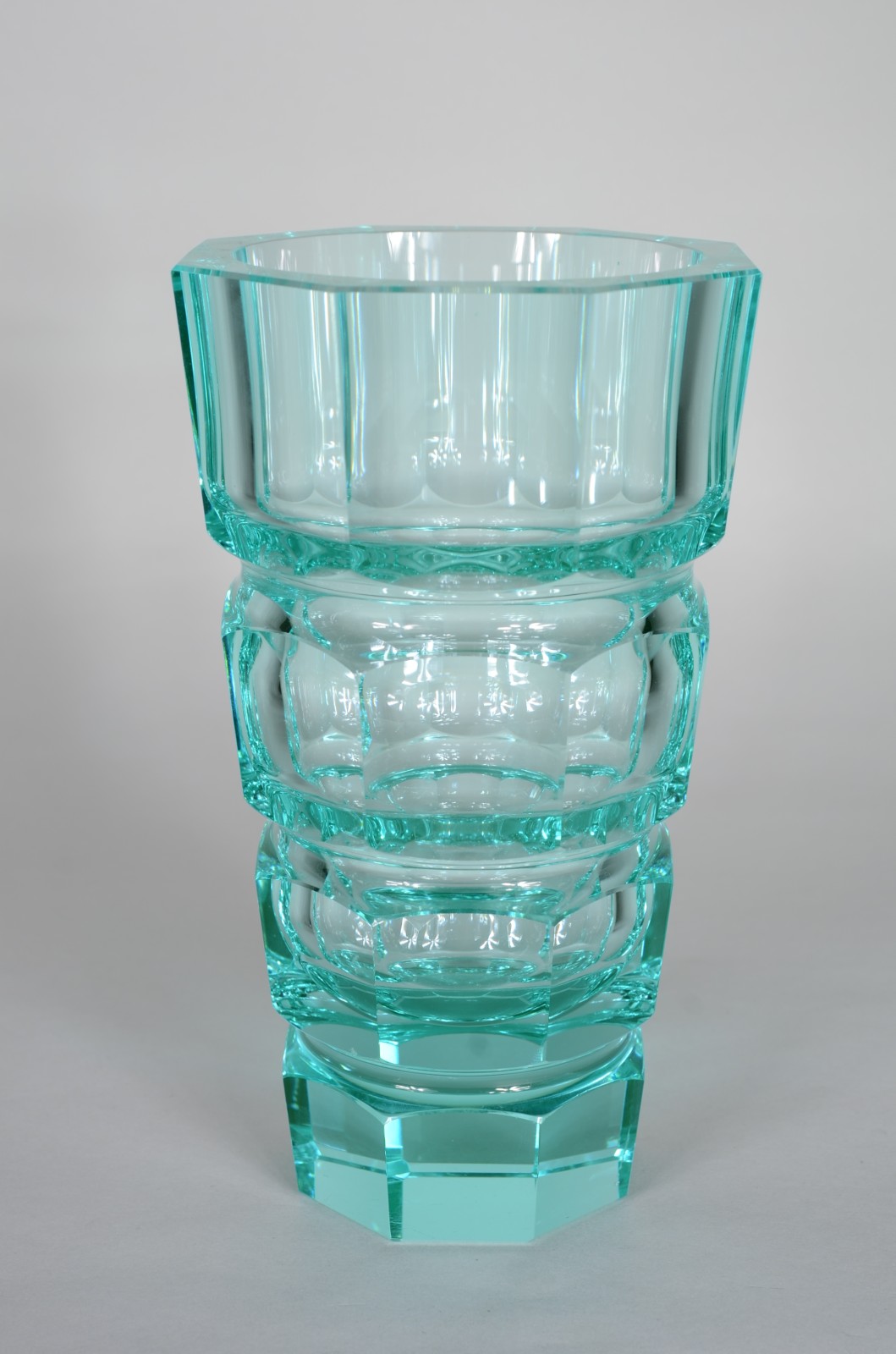 Três peças de cristal, sendo: vaso verde facetado, 2 cinzeiros um... - foto 2 de 9