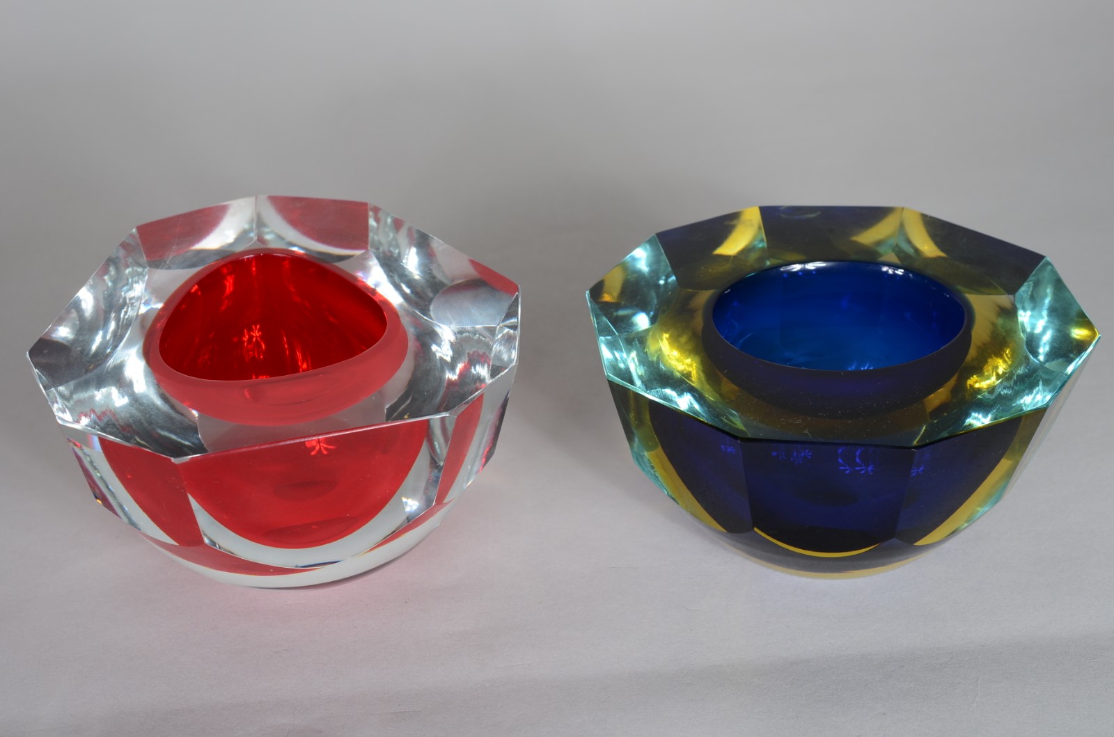 Três peças de cristal, sendo: vaso verde facetado, 2 cinzeiros um... - foto 3 de 9