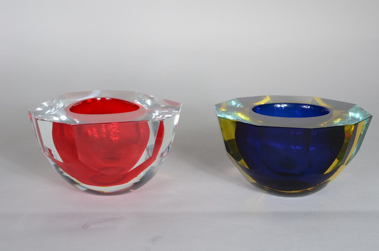 Três peças de cristal, sendo: vaso verde facetado, 2 cinzeiros um... - foto 4 de 9