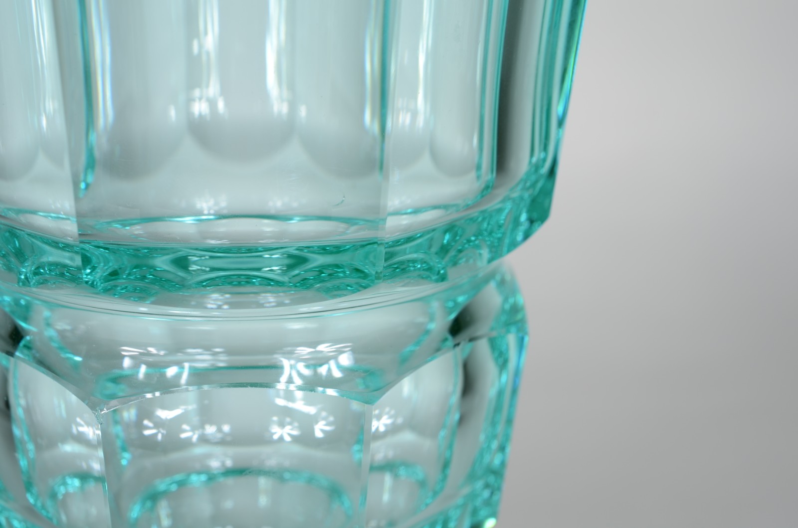 Três peças de cristal, sendo: vaso verde facetado, 2 cinzeiros um... - foto 5 de 9