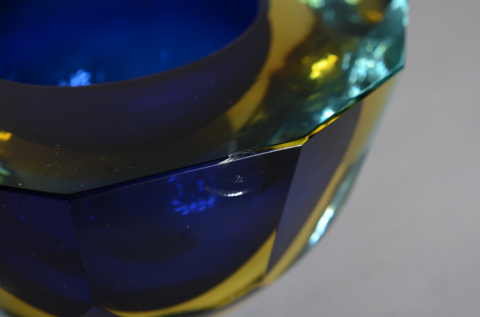 Três peças de cristal, sendo: vaso verde facetado, 2 cinzeiros um... - foto 6 de 9