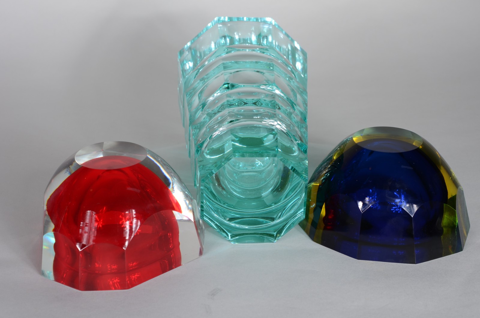 Três peças de cristal, sendo: vaso verde facetado, 2 cinzeiros um... - foto 7 de 9