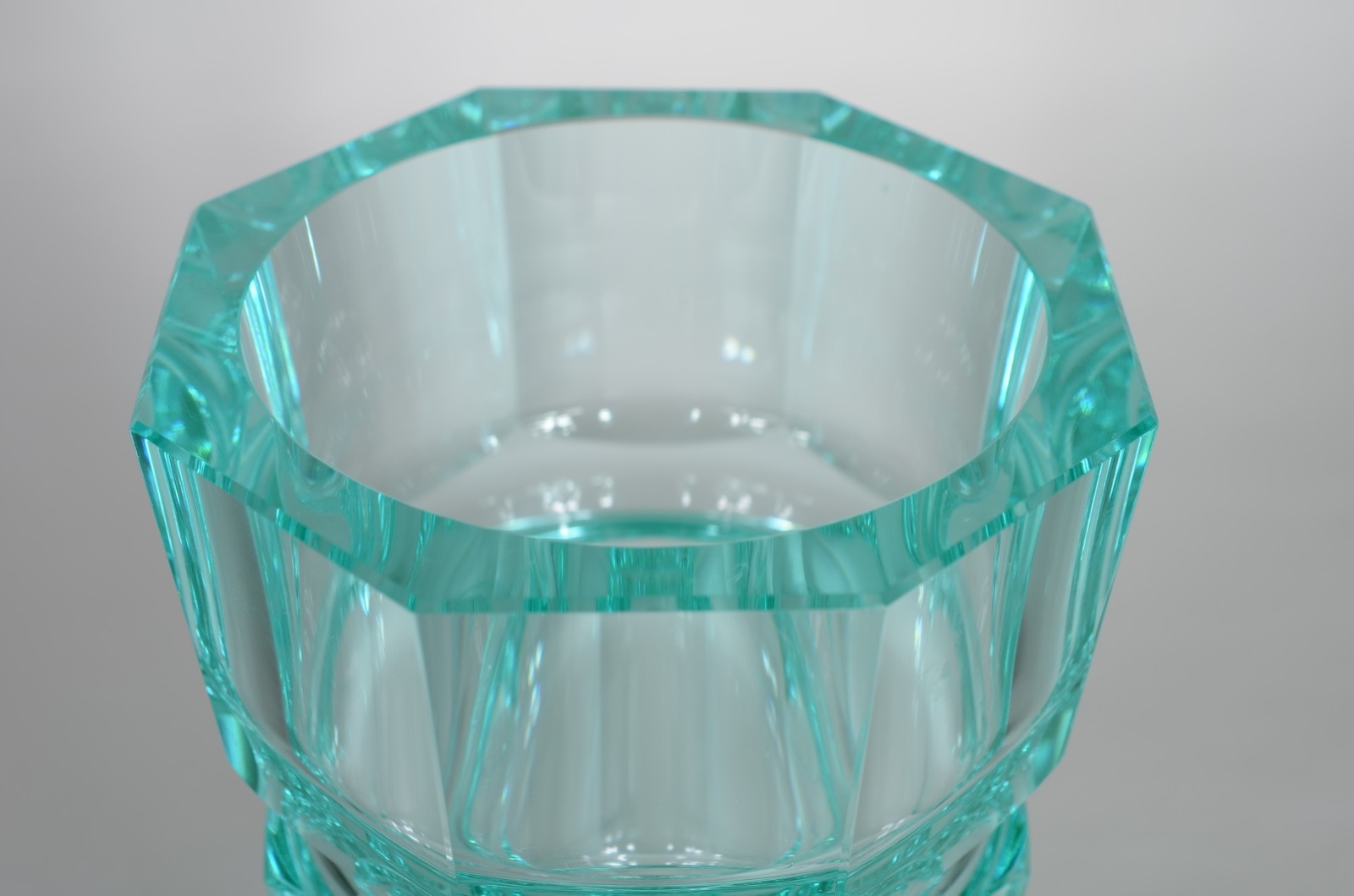 Três peças de cristal, sendo: vaso verde facetado, 2 cinzeiros um... - foto 8 de 9