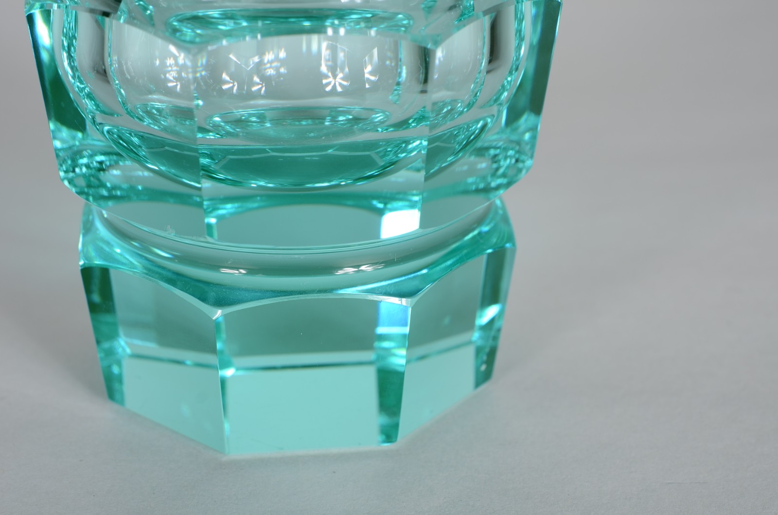 Três peças de cristal, sendo: vaso verde facetado, 2 cinzeiros um... - foto 9 de 9