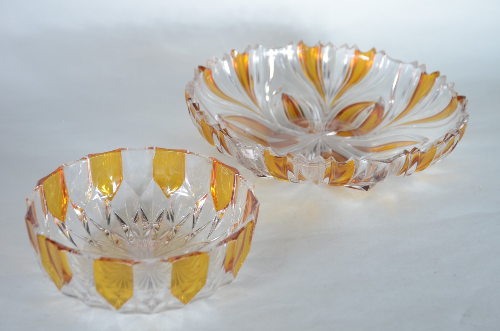 Duas peças, sendo: bowl e prato de cristal doublé na cor âmbar. - foto 2 de 9