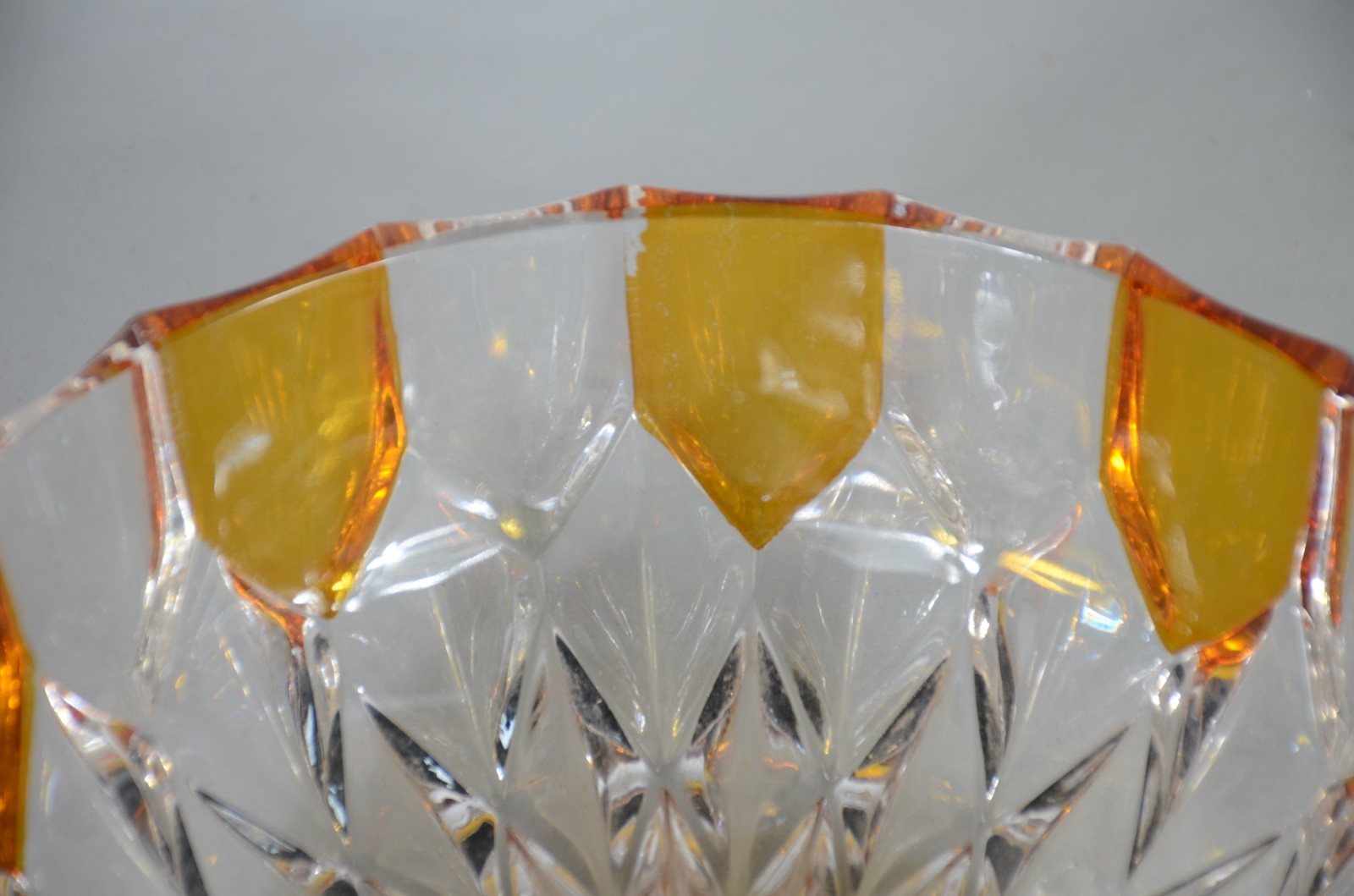 Duas peças, sendo: bowl e prato de cristal doublé na cor âmbar. - foto 8 de 9