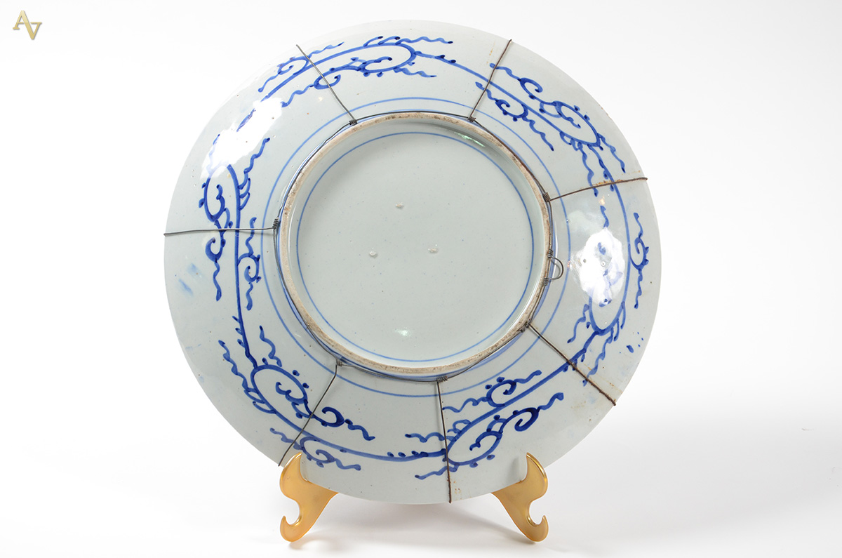 Medalhão oriental de porcelana azul e branca. Diâmetro 43 cm. - foto 2 de 2