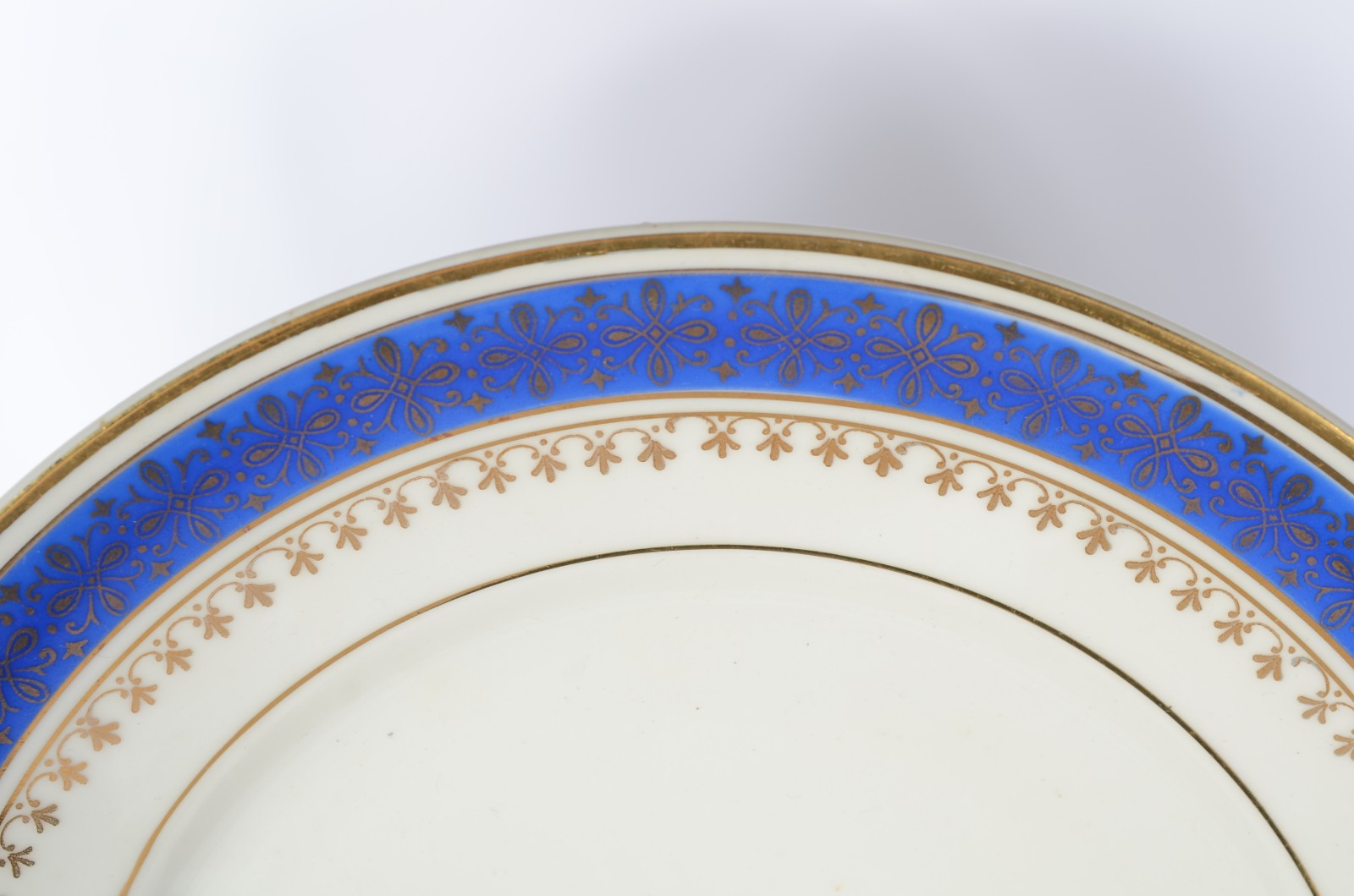Aparelho de jantar, chá e café de porcelana Mauá, fundo branco, tarja... - foto 2 de 7