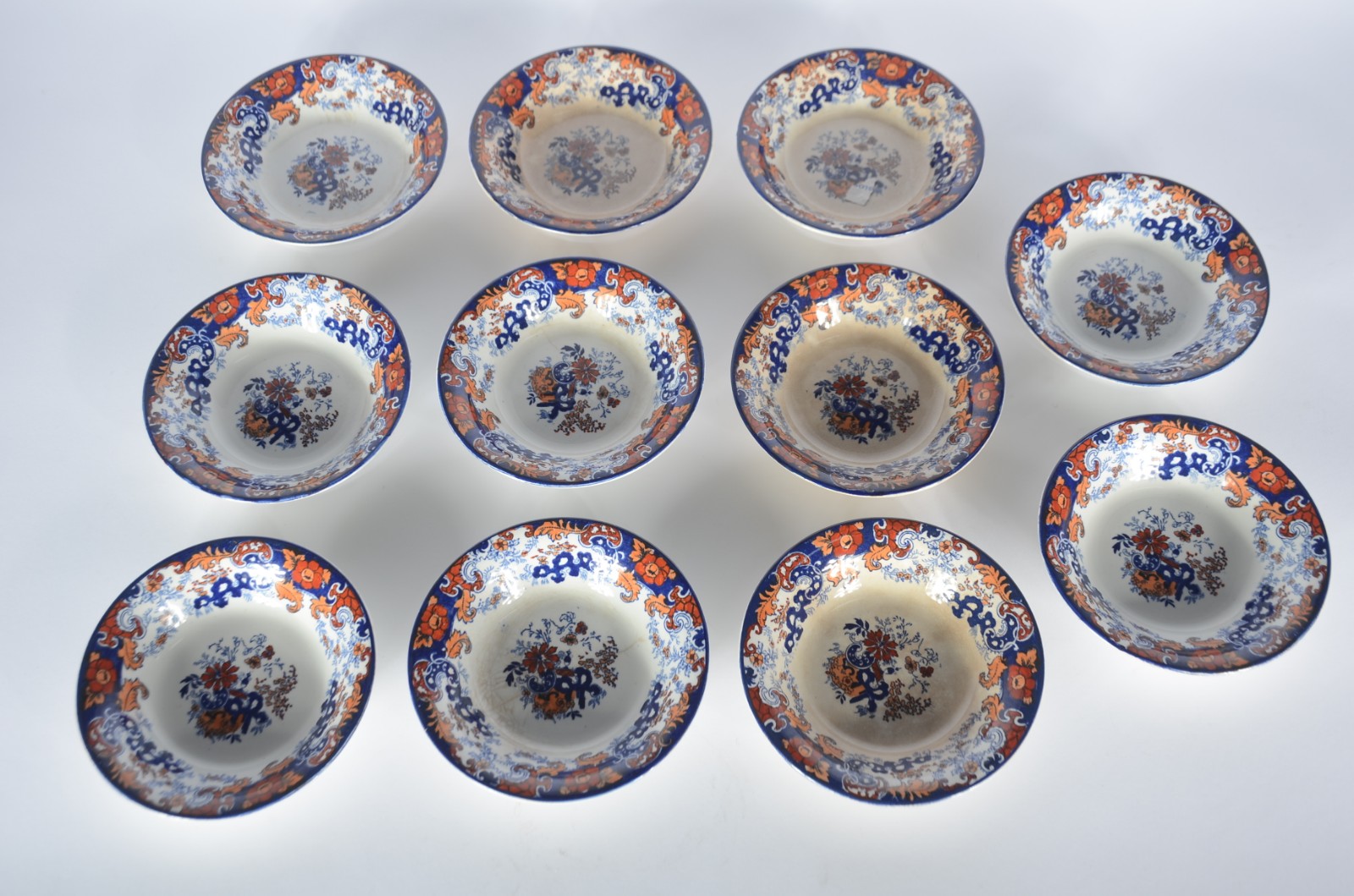 Onze bowls de faiança inglesa decorados em tons de rouge de fer e... - foto 1 de 7