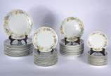 Aparelho de porcelana Real, composto de: 12 pra... - Aparelho de porcelana Real, composto de: 12 pratos rasos, 12 pratos fundos, 12 pratos de sobremesa e 12 para pão. Total: 48 peças.