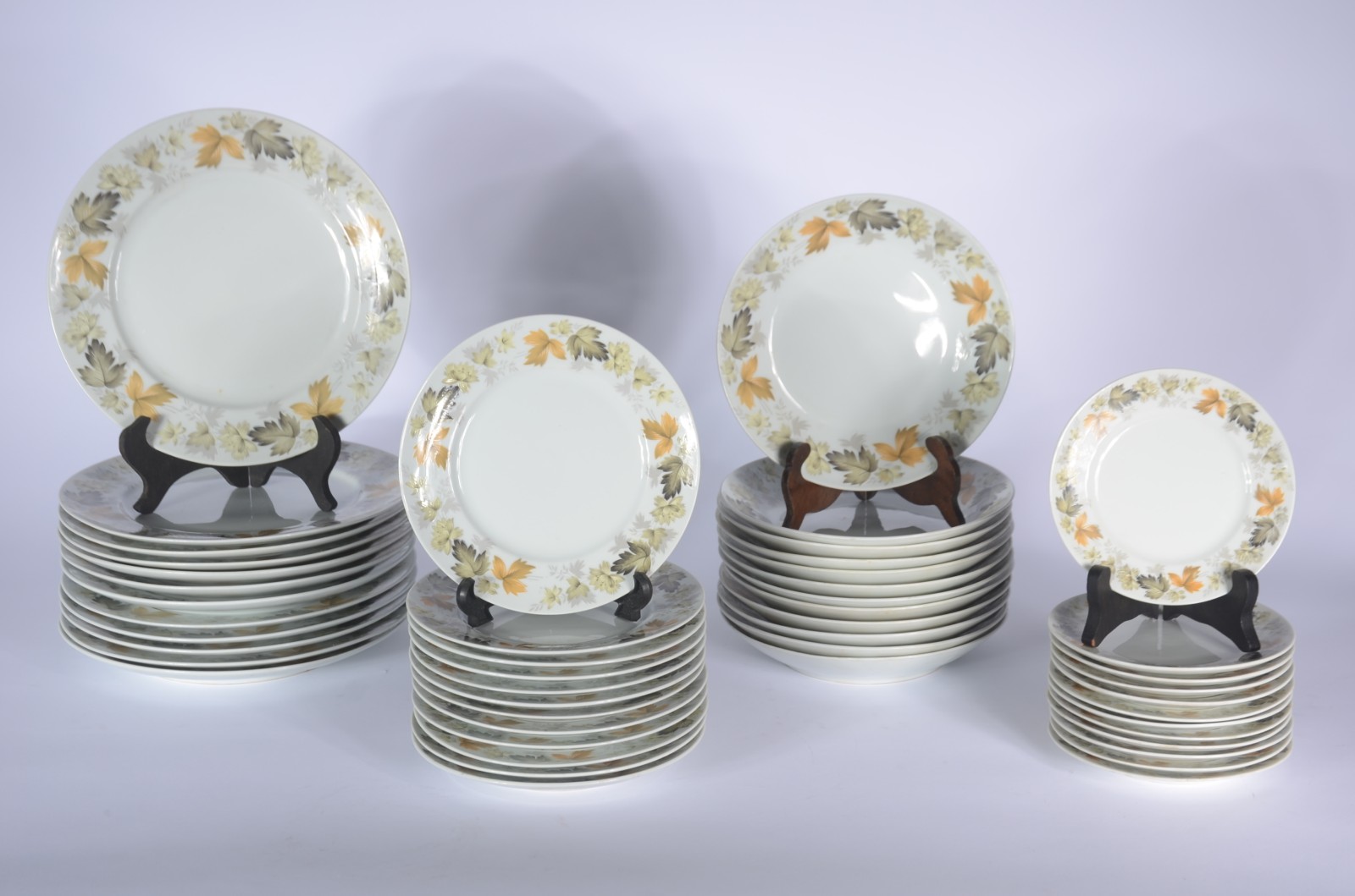 Aparelho de porcelana Real, composto de: 12 pratos rasos, 12 pratos... - foto 1 de 4