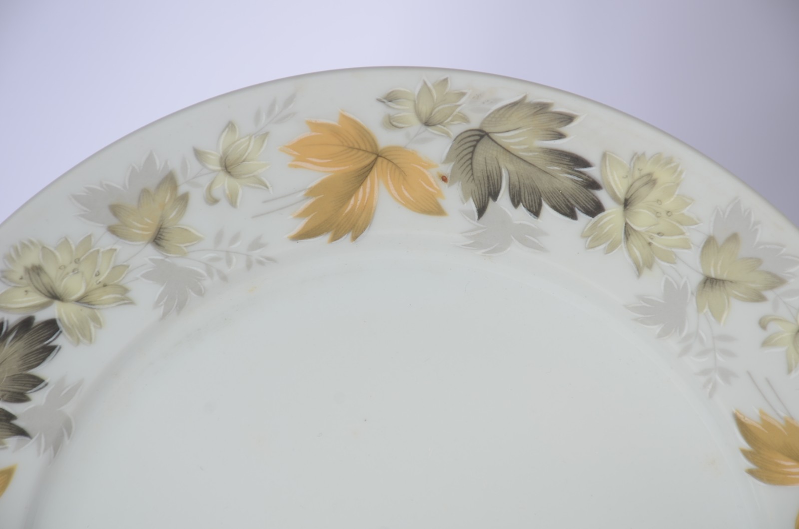 Aparelho de porcelana Real, composto de: 12 pratos rasos, 12 pratos... - foto 2 de 4