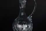 Elegante garrafa com alça de cristal europeu fa... - Elegante garrafa com alça de cristal europeu facetado.