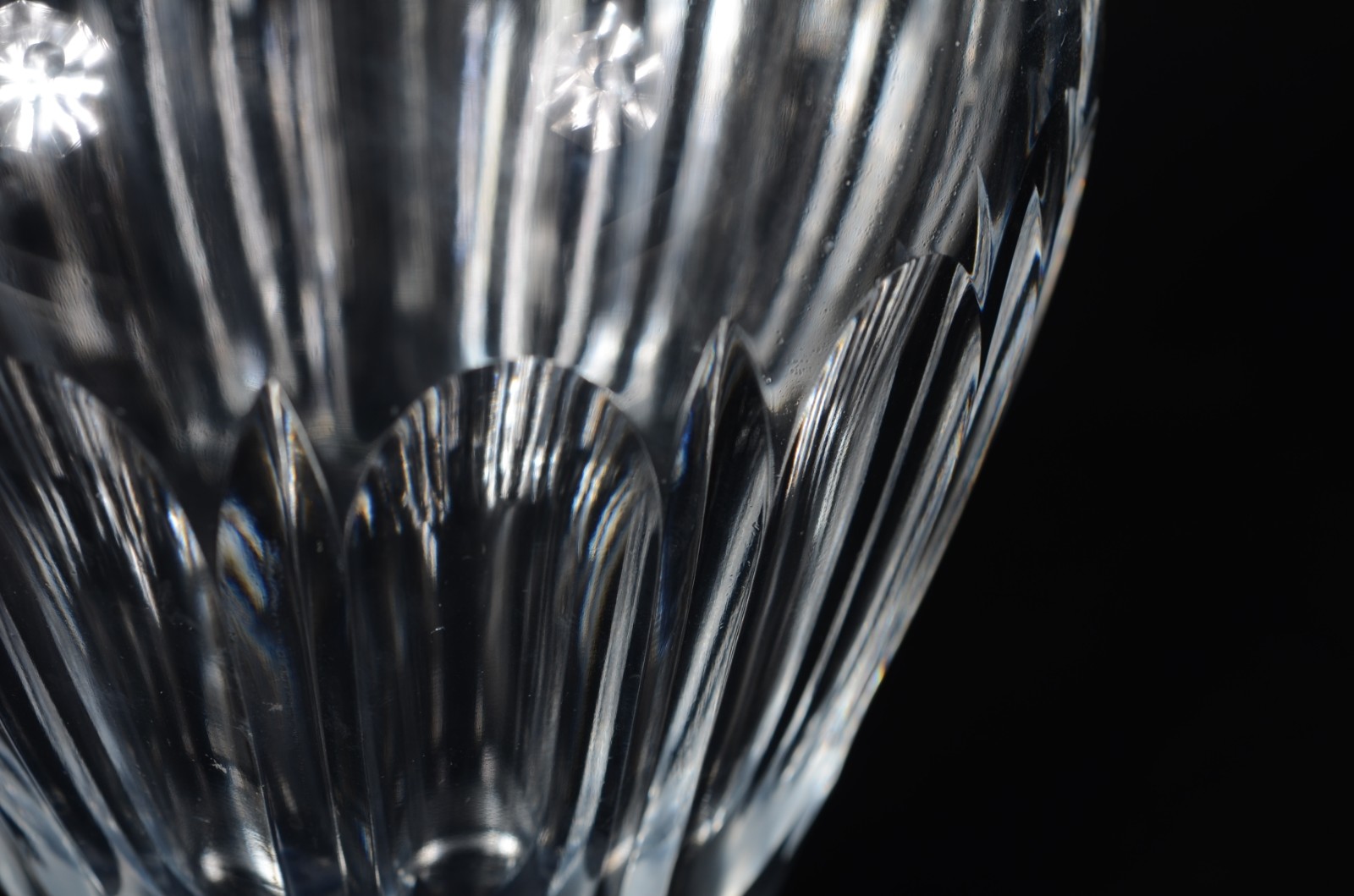 Elegante garrafa com alça de cristal europeu facetado. - foto 2 de 7