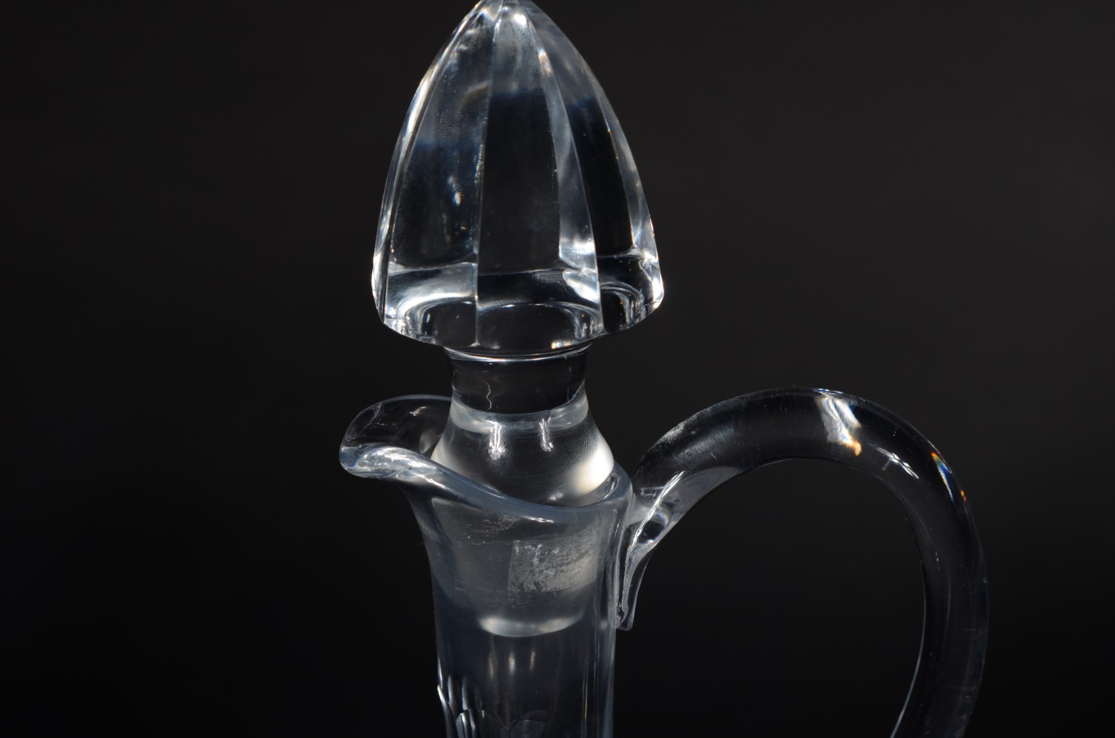 Elegante garrafa com alça de cristal europeu facetado. - foto 3 de 7