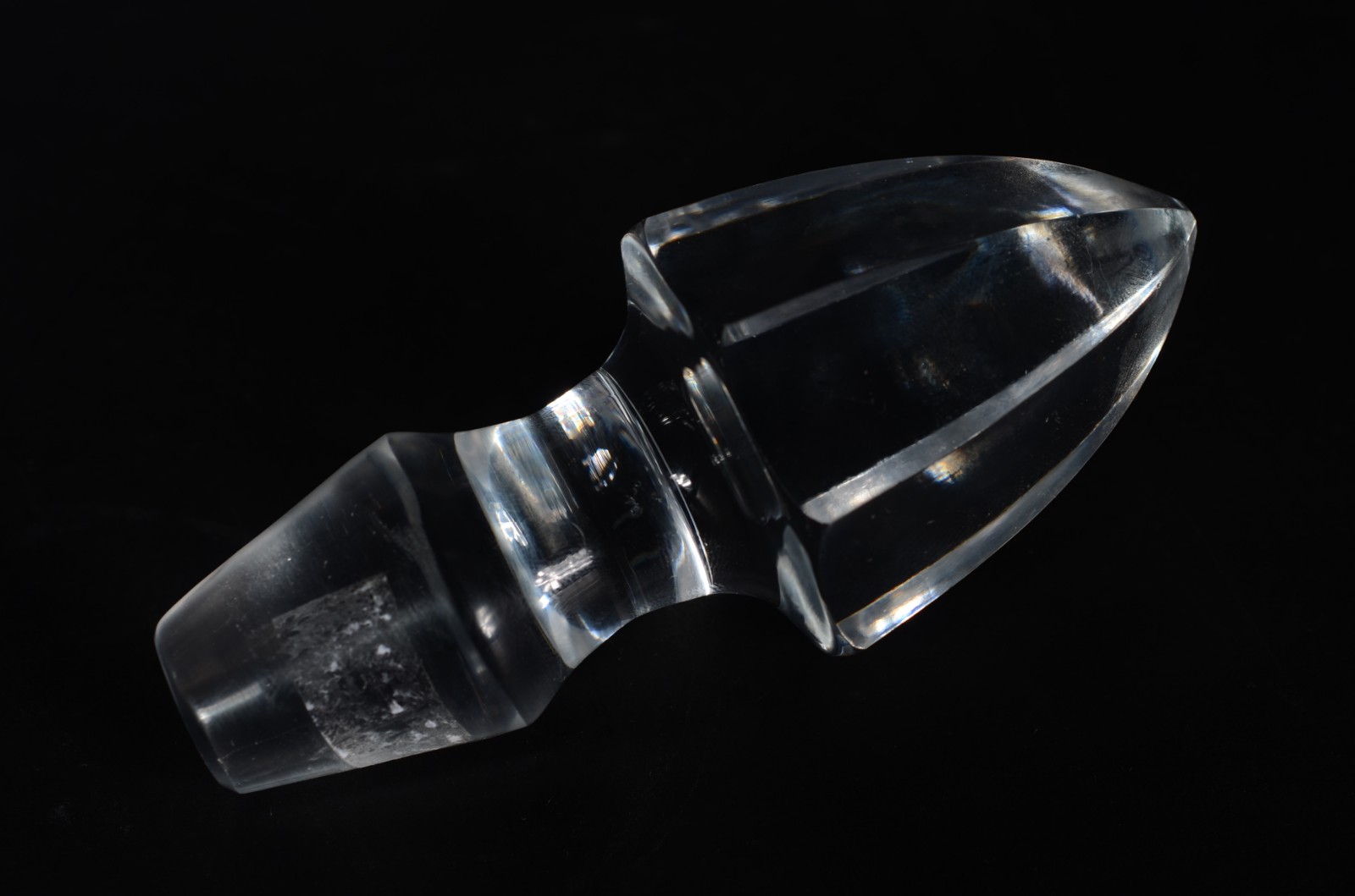 Elegante garrafa com alça de cristal europeu facetado. - foto 5 de 7