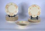 JohnsonBros England (1883-2015),  - Parte de serviço de jantar de faiança inglesa Johnsons Bros - Victorian, na cor bege decorado com flores em tons de laranja, composto de: 10 pratos ra